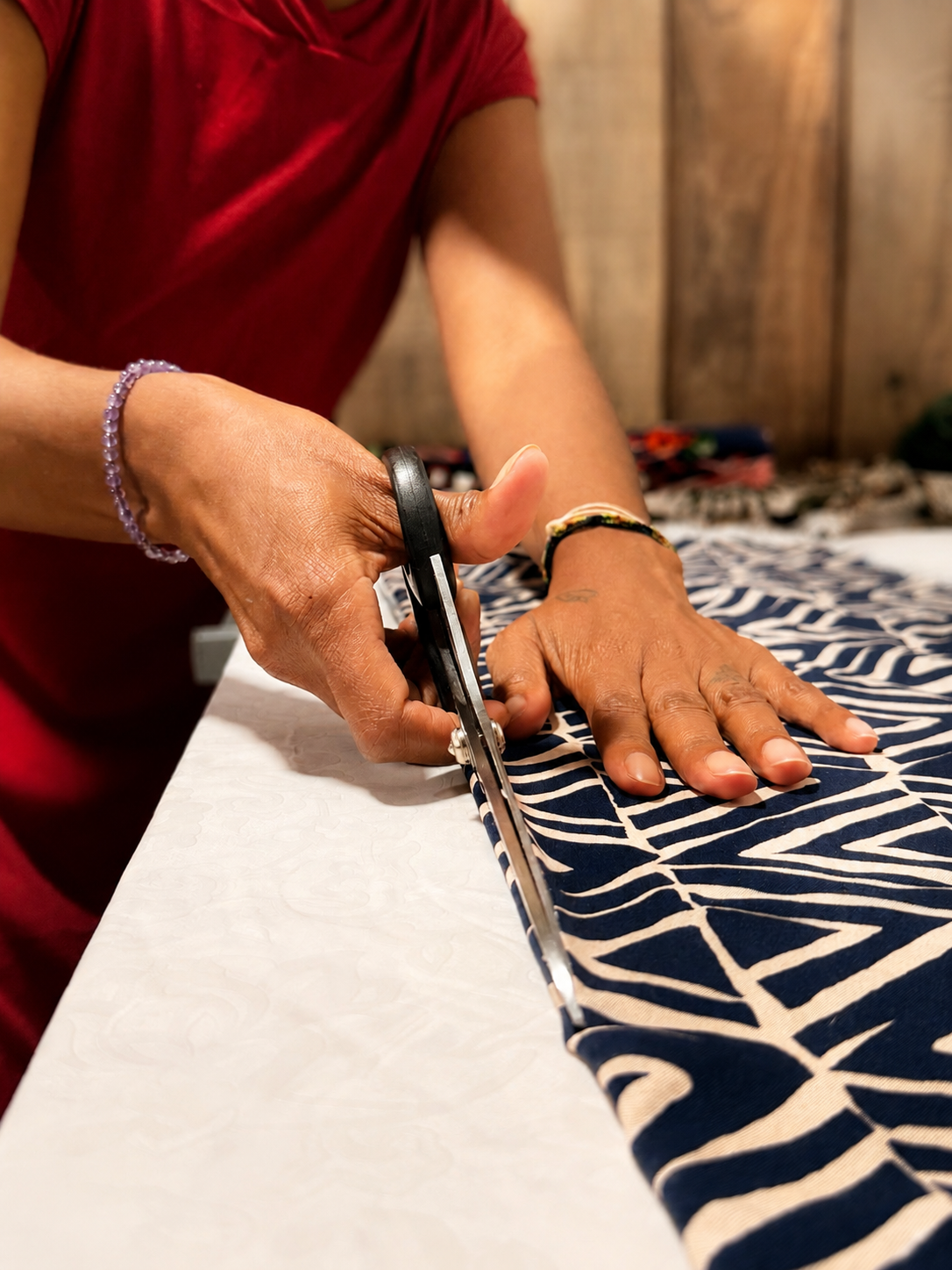 Corte manual de tejido para una creación de Bambú Colección