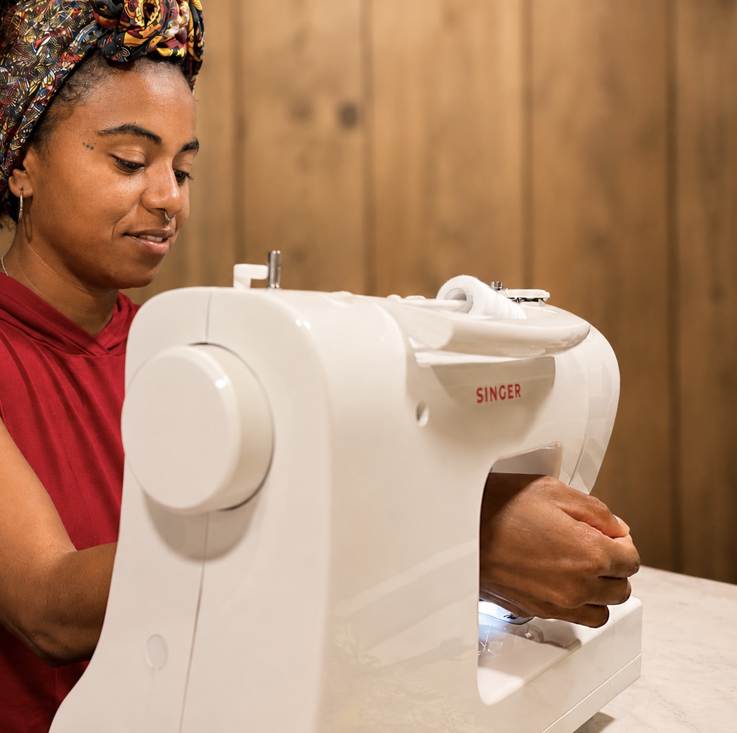 Máquina de coser durante el proceso artesanal de una pieza Bambú Colección